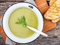 Крем супа (пасирана супа) от броколи, картофи и аспержи с целина, моркови, лук и домашни крутони - снимка на рецептата